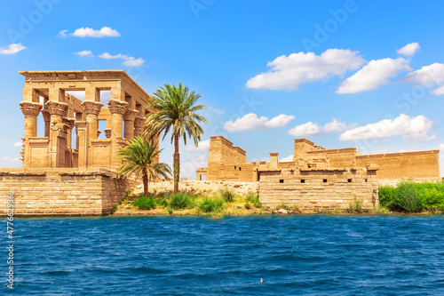 Obraz na płótnie The ruins of the temple of Isis and Trajan's Kiosk from Philae, Agilika island near Aswan, Egypt w salonie