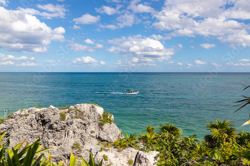 Paisaje paradisiaco de lancha en aguas de playa Paraíso en ruinas de Tulum, Quintana Roo, Mexico.