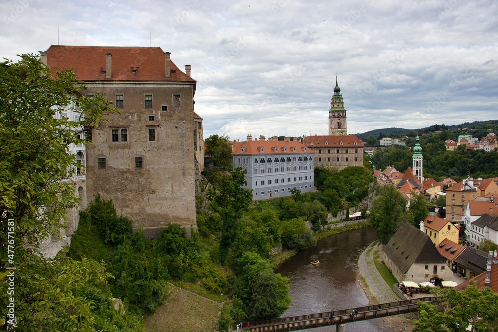 It shows the beauty of the town of Český Krumlov. This town is associated with great historical value. It is included in UNESCO.