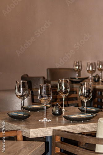 Murais de parede copas de vino en mesa de restaurant