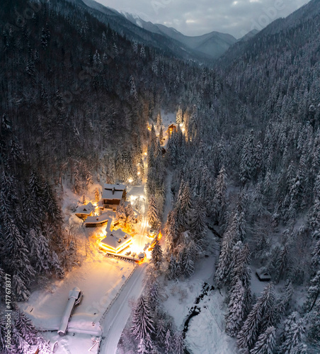 Fototapeta Naklejka Na Ścianę i Meble -  Ski cottages in the Carpathians