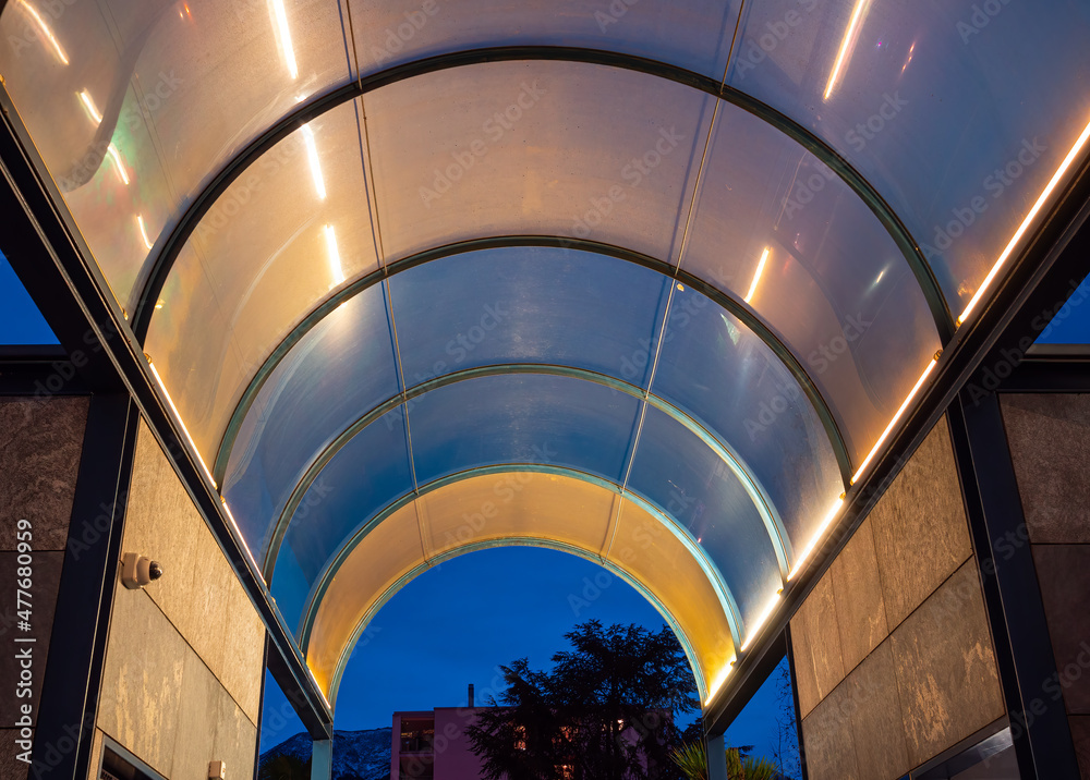 Obraz premium Semicircular canopy of the entrance to the parking house in Locarno at blue hour