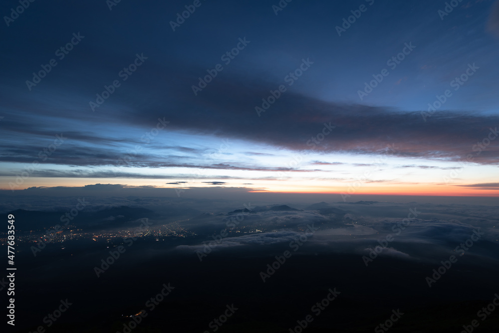 富士山麓と朝焼けの空