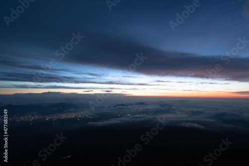 富士山麓と朝焼けの空