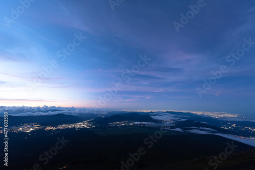 富士山から望む夜明けの空 © amanomaa