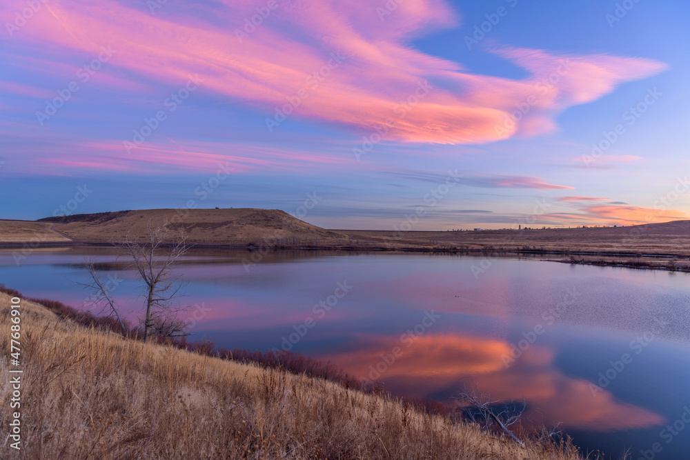 Fototapeta premium Sunset Mount Carbon - A colorful Winter sunset view of Mount Carbon raising at south-east shore of Bear Creek Lake. Bear Creek Lake Park, Denver-Lakewood-Morrison, Colorado, USA.