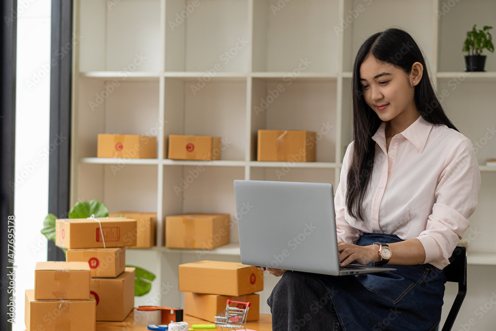 Small business, SME start-up, owner of Asian female entrepreneurs working with boxes and use a smartphone or laptop Receive and check online orders to prepare product boxes. Sell online sales ideas. Small business, SME start-up, owner of Asian female entrepreneurs working with boxes and use a smartphone or laptop Receive and check online orders to prepare product boxes. Sell online sales ideas.