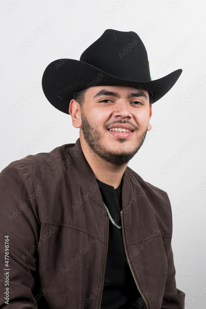 Joven latino con sombrero y barba , piel morena claro con bigote Joven latino con sombrero y barba , piel morena claro con bigote