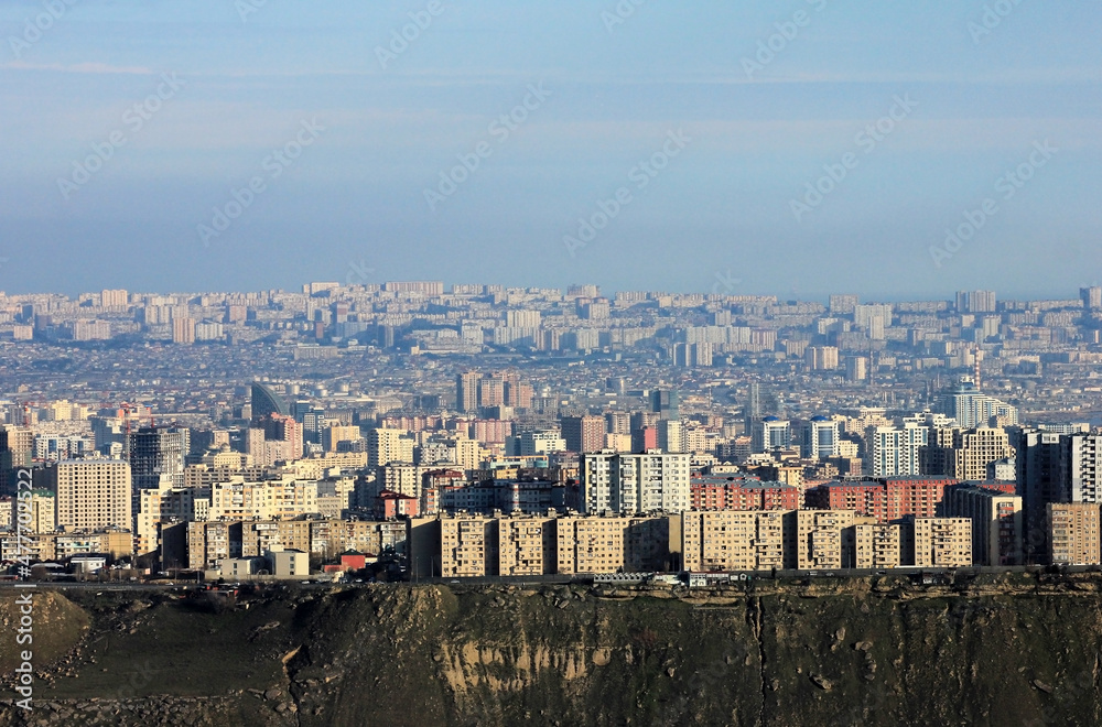 Obraz premium The beautiful city of Baku on the edge of the mountain.