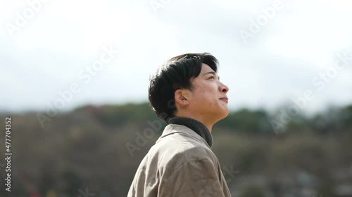 公園を散策する男性