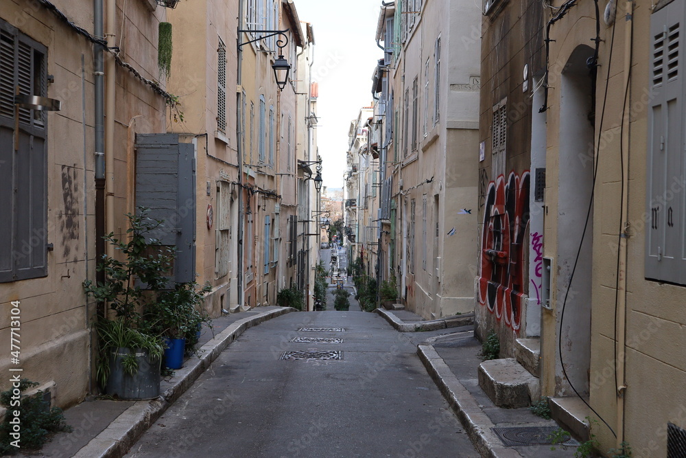 Vieille rue étroite typique dans le quartier du Panier, ville de Marseille, département des Bouches du Rhône, France