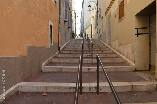 Vieille rue étroite typique dans le quartier du Panier, ville de Marseille, département des Bouches du Rhône, France