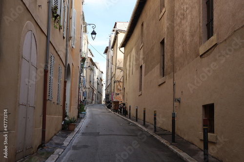 Vieille rue   troite typique dans le quartier du Panier  ville de Marseille  d  partement des Bouches du Rh  ne  France