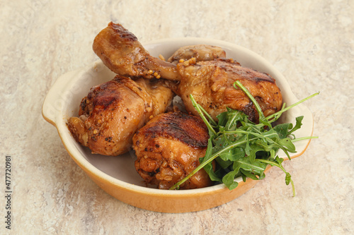 Roasted chicken leg with rucola