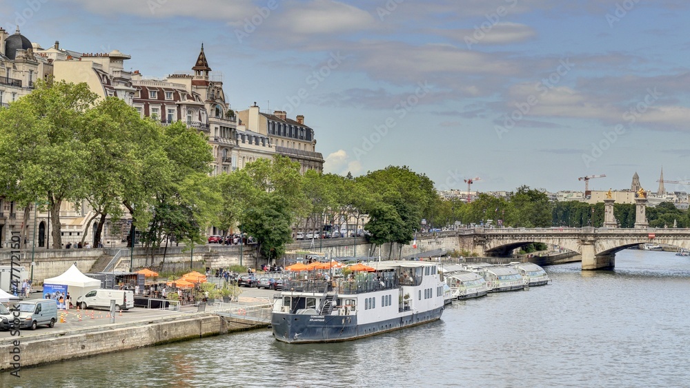 sur les bords de la seine à Paris et les grands monuments