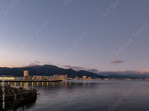 滋賀県大津市 冬の琵琶湖 トワイライトの光に包まれる街の夜景