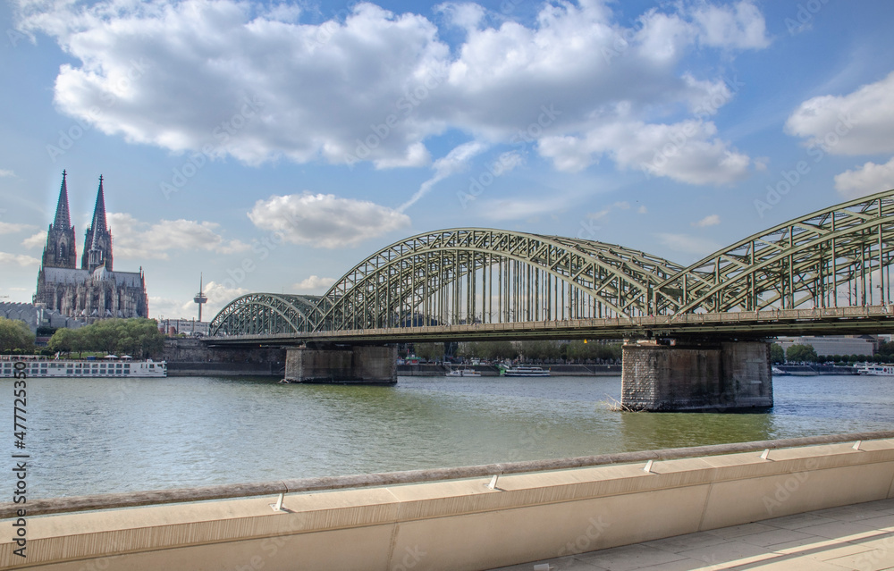 Köln: Blick auf die Hohenzollernbrücke Köln: Blick auf die Hohenzollernbrücke