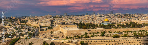 Obraz na plátně Metropolitan Jerusalem panorama with Temple Mount, Al-Aqsa Mosque and Dome of th