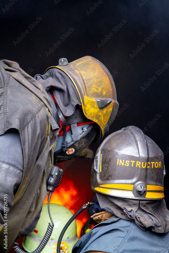 Fototapeta premium Instructor Feuerwehrausbildung