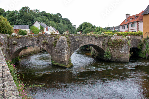 Quimperlé. Le pont fleuri sur la rivière Ellé. Finistère. Bretagne photo