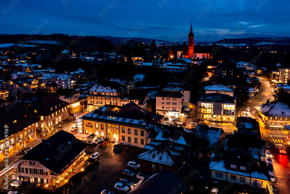 Naklejka premium kirche von kirchberg bern luftbild dämmerung im advent
