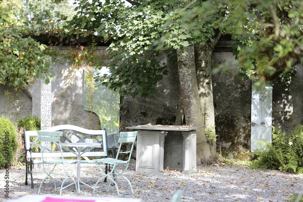 Obraz premium gartenstuhl und gartentisch im park