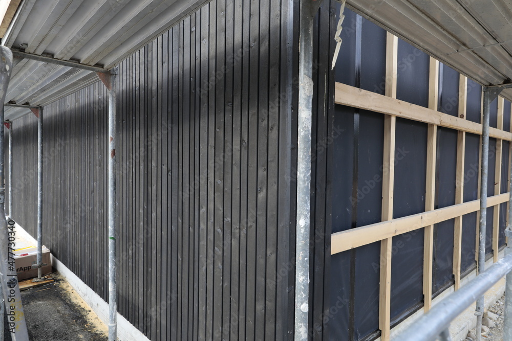 Obraz premium neubau gerüst holzfassade