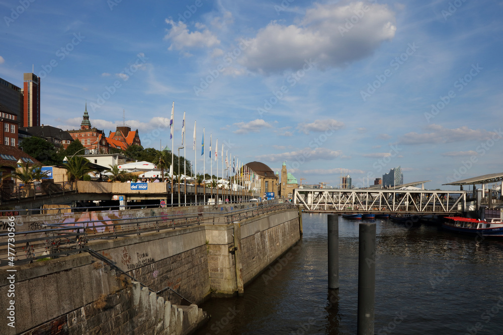 Fototapeta premium Hamburg - Hafen Landungsbrücken / Hamburg - Harbour Landungsbrücken