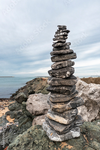 Piramide de perdinhas do mar junto à praia em Saint Jean de Luz, França photo