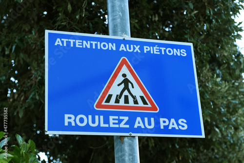 Panneau roulez au pas photo