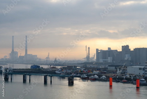 Vue du port du Havre dans la brume. Normandie. France. © Bruno Bleu
