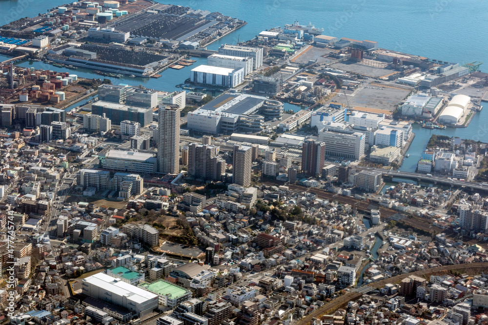 Fototapeta premium 京浜東北線の新子安駅付近を空撮