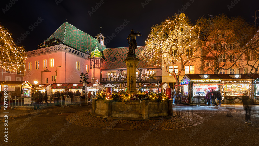 Naklejka premium Christmas market in Colmar in france on December 22th 2021