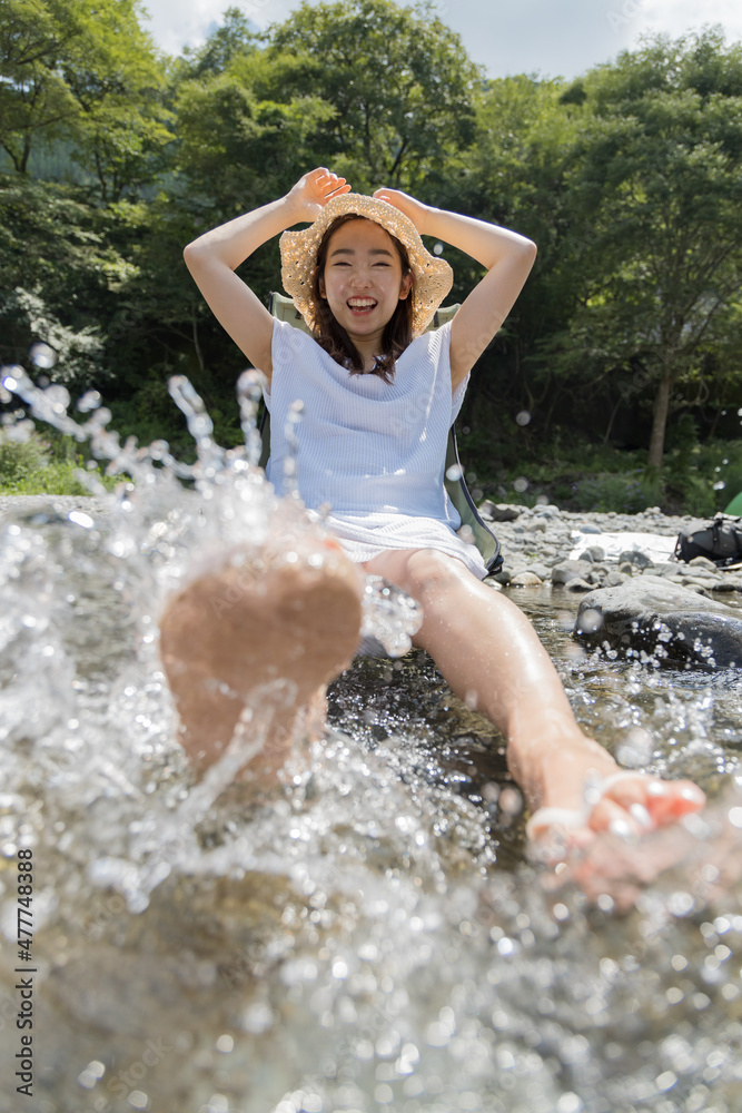 Obraz premium Girl in the river