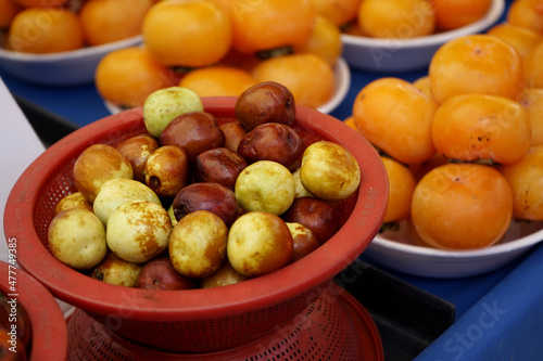 전통시장에는 싱싱한 과일들을 팜매합니다.