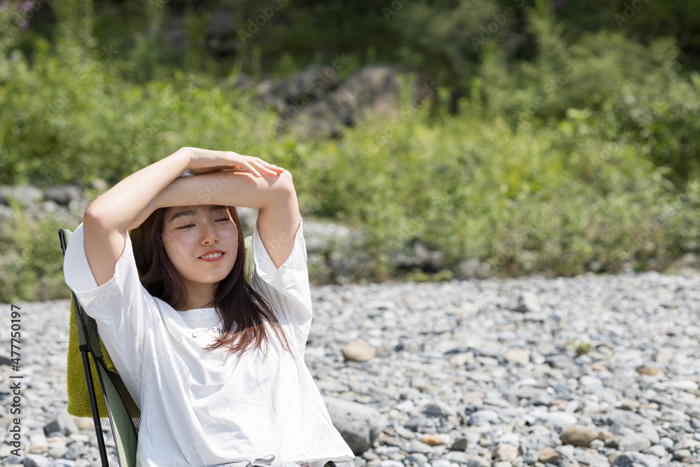 Obraz premium Woman camping on a riverbank