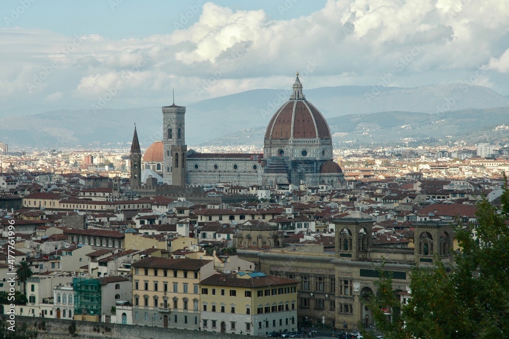 Dalla collina di Piazzale Michelangelo , la Cattedrale di Santa Maria del Fiore , la cupola del Brunelleschi ed il campanile di Giotto in prima vista
