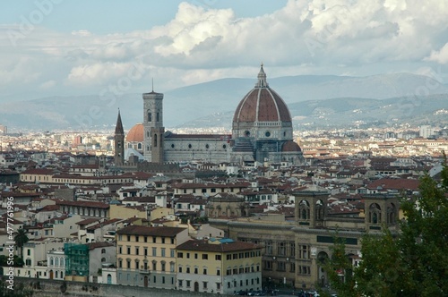 Fototapeta Visto dalla collina la Cattedrale si Santa Maria del Fiore di Firenze con la cup