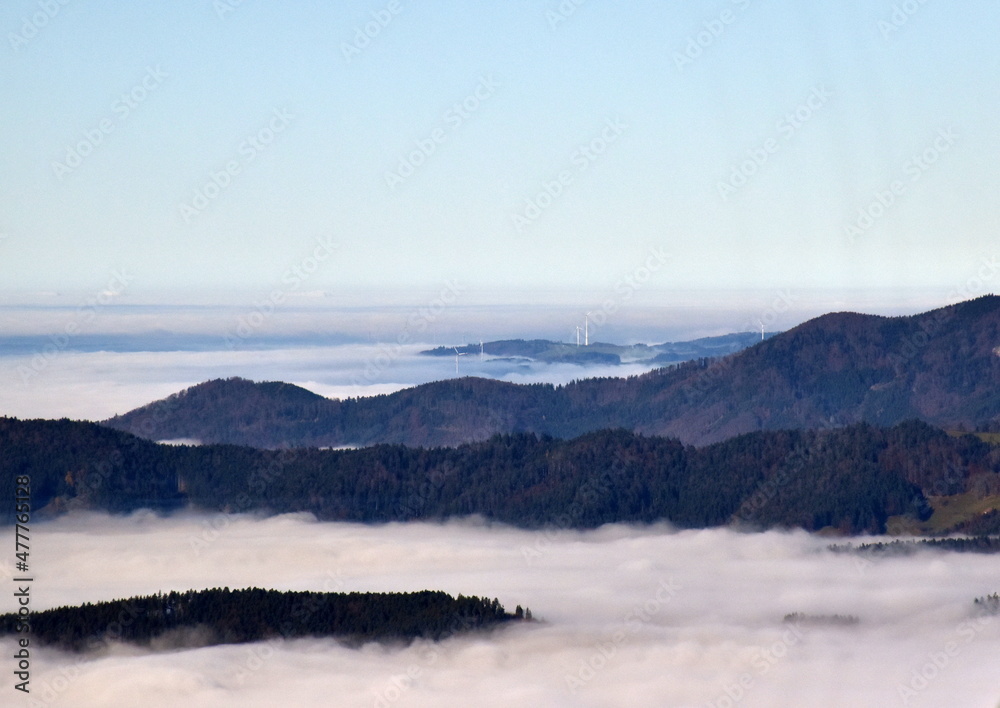 Fototapeta premium Blick vom Hinterwaldkopf auf den Nebel