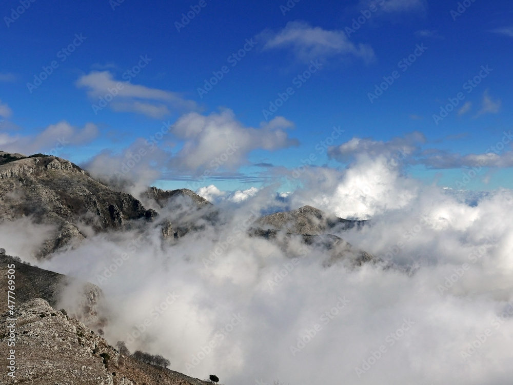 bel panorama dei laziali  monti Aurunci tra le nuvole