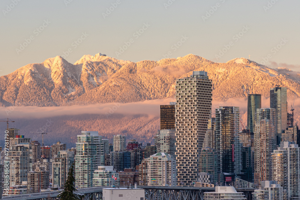 Naklejka premium Downtown Vancouver with snowy mountain backdrop