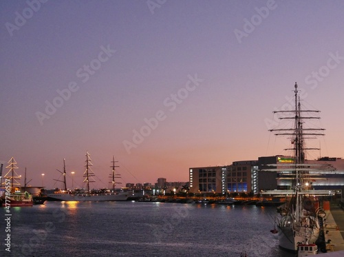 Hafen mit Schiffen im Abendlicht in Gran Canaria