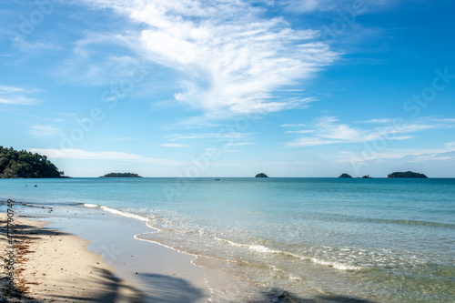 Fototapeta Naklejka Na Ścianę i Meble -  Clear waters along a tropical beach on Koh Chang island in Thailand