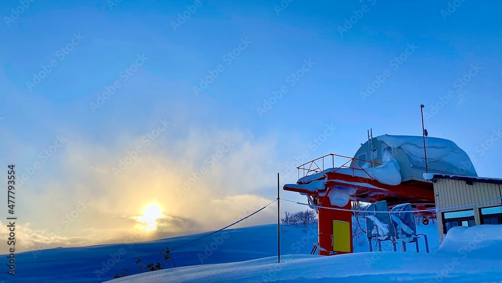 北海道のグランヒラフスキー場の赤いリフトと夕焼けが見える風景