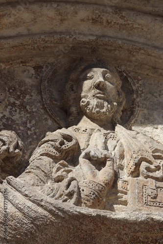 Heiliger romanische Skulptur am Eingangsportal der Kirche St. Ulrich in Regensburg