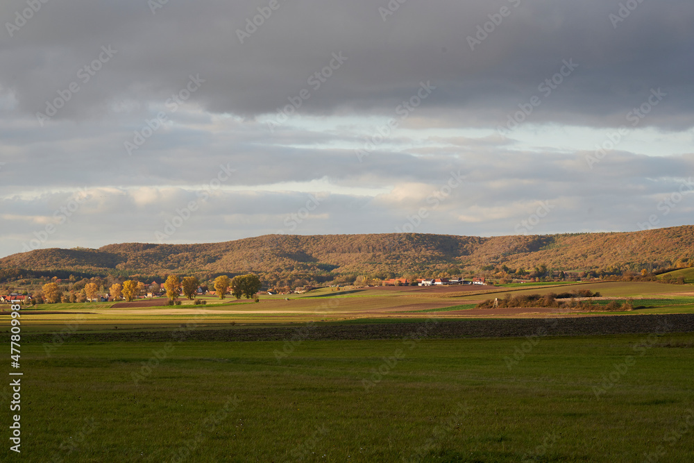 Landschaft am Haßbertrauf beim Fachwerkdorf Nassach im Naturpark Haßberge, Gemeinde Aidhausen, Landkreis Haßberge, Unterfranken, Franken,  Deutschland