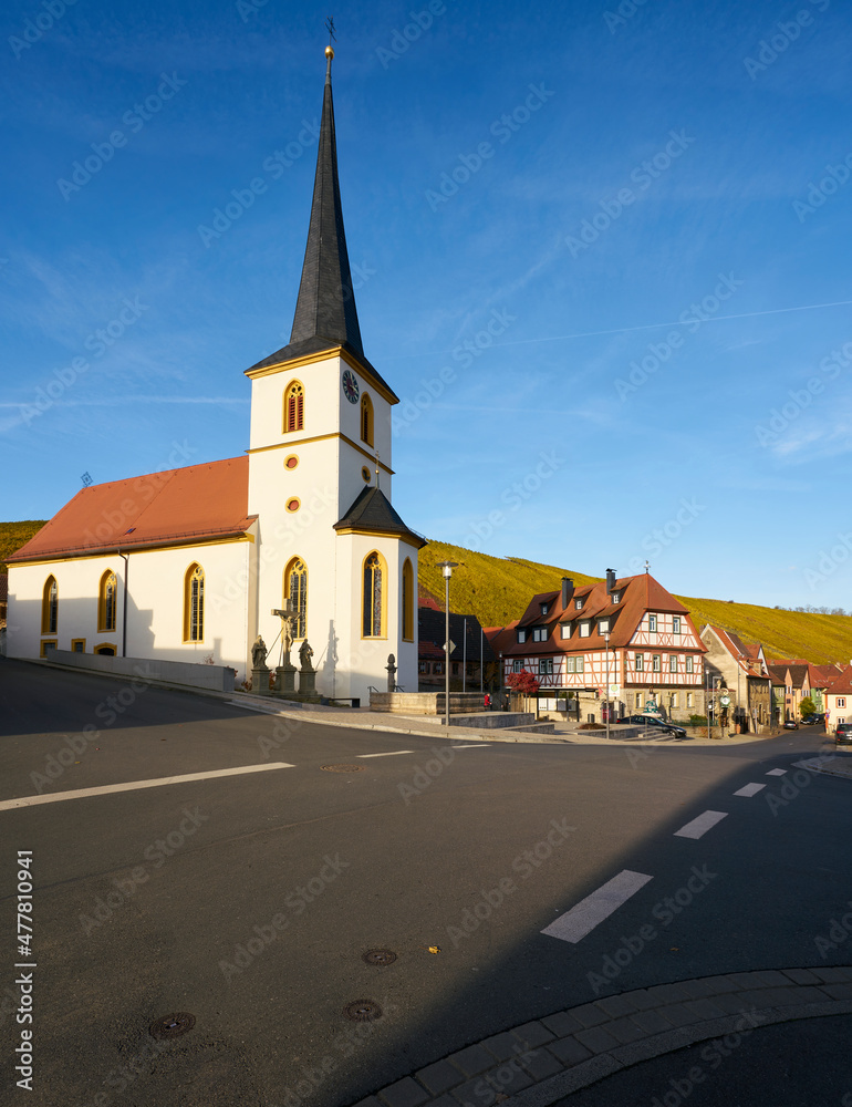 Kirche im Weinort Escherndorf inmitten der Weinberge an der Volkacher Mainschleife, Unterfanken, Bayern, Deutschland