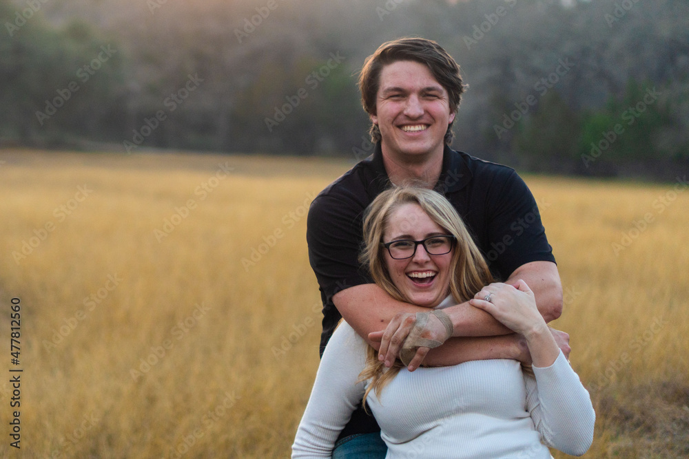 Fototapeta premium Happy couple in a field