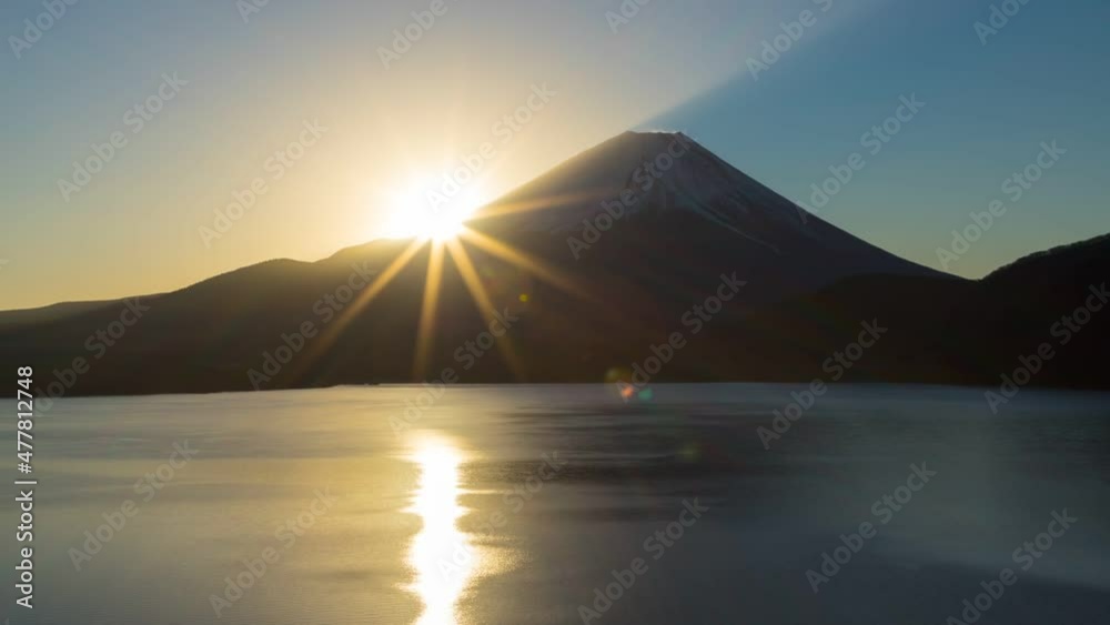 富士山と日の出 山梨県身延町本栖湖にて 富士山と日の出 山梨県身延町本栖湖にて