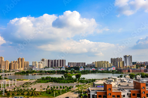 Horizon Scenery of Waterfront City under the Background of Blue Sky and White Cloud